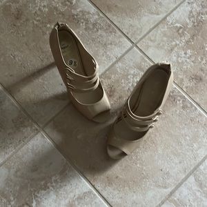 Beautiful shoes!!! A must have!!!